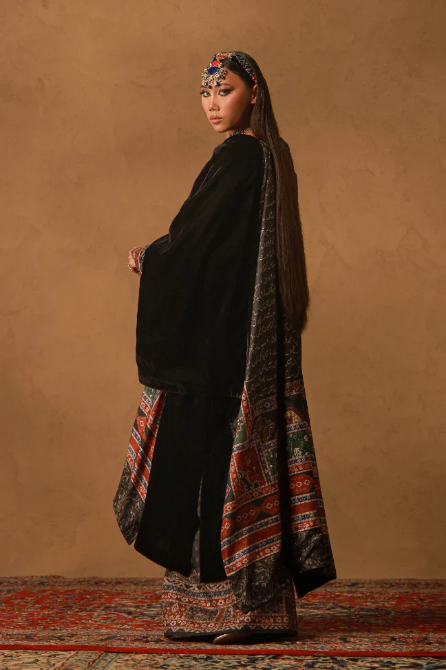 Khumar (Euphoria) Velvet Cape - Image 4