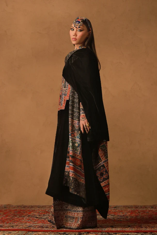 Khumar (Euphoria) Velvet Cape - Image 6