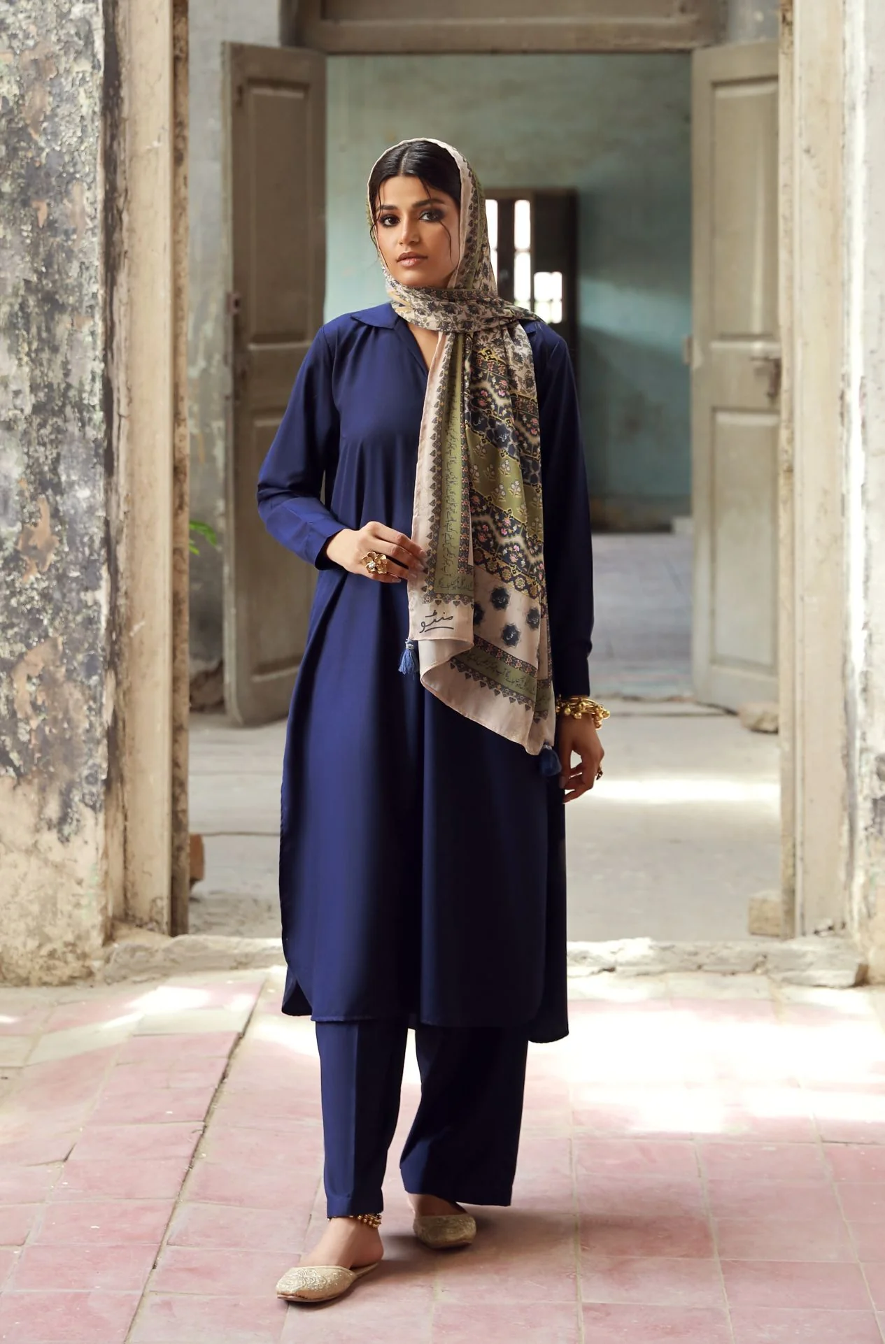 Shehrzade (Tale of a Queen) - Gold & Blue Scarf - Image 2