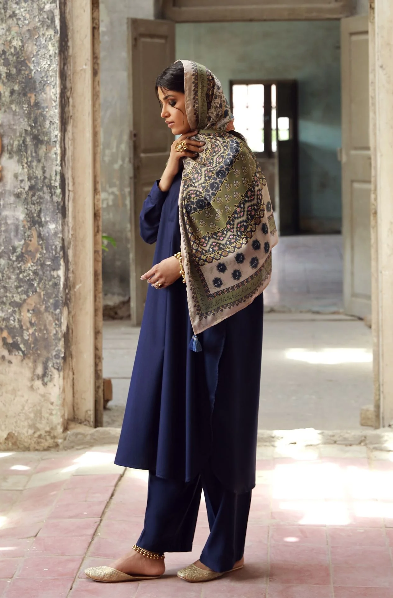 Shehrzade (Tale of a Queen) - Gold & Blue Scarf - Image 4